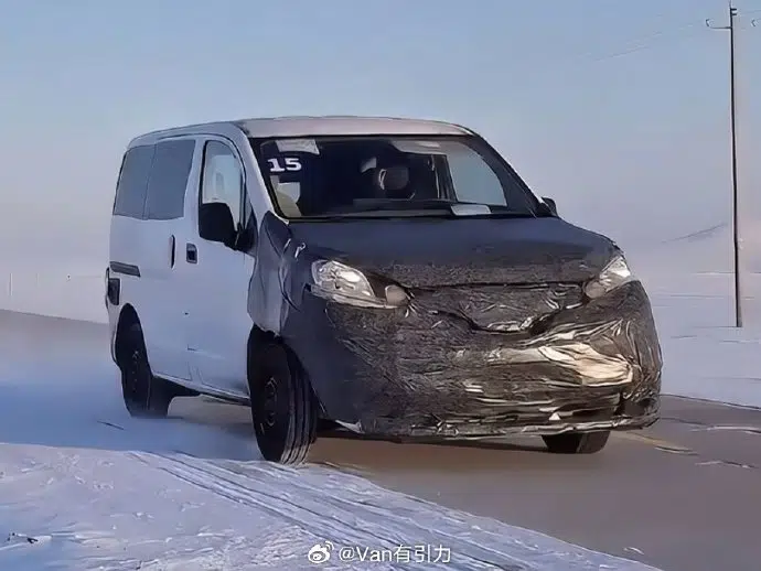 В Китае замечен прототип нового Nissan NV200 с гибридной установкой