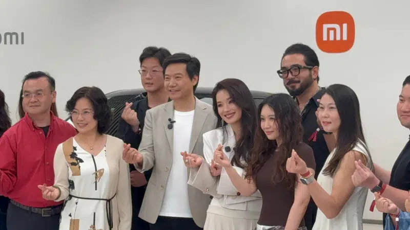 Lei Jun передал первые шесть Xiaomi YU7 GT клиентам в Китае