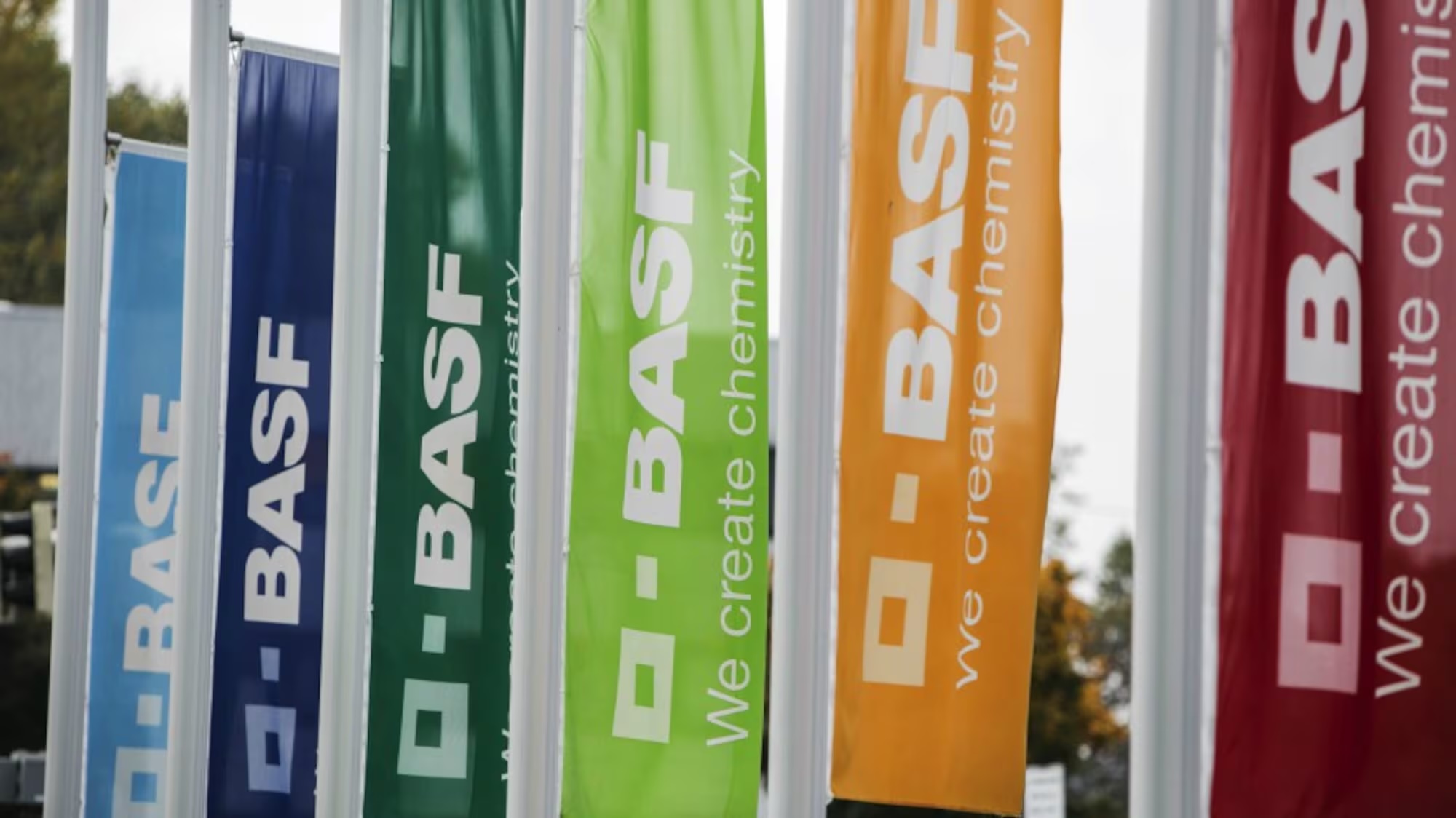 BASF предупредила о рисках дефицита поставок для автопрома на фоне ближневосточного конфликта