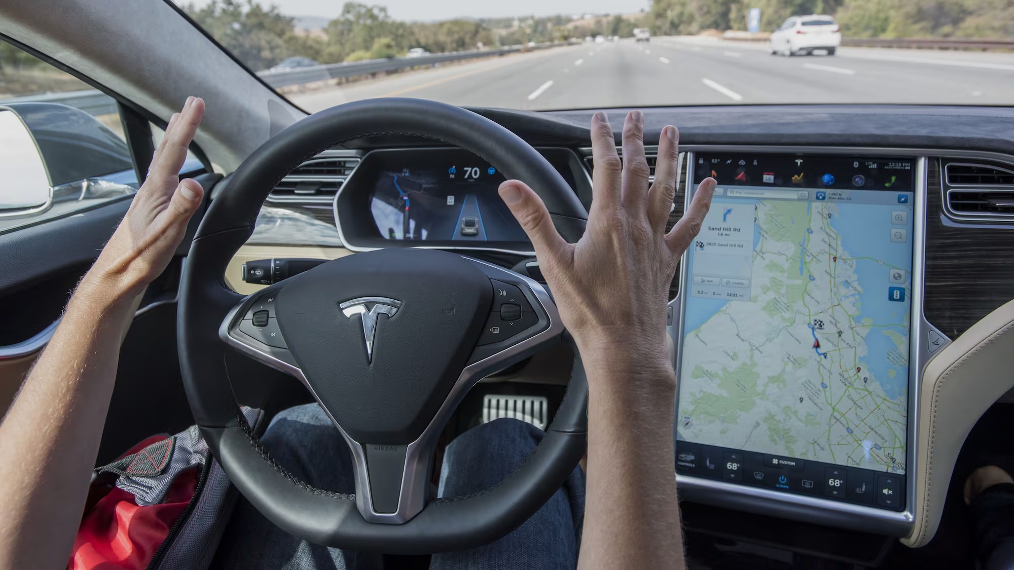 Tesla подала в европейские регуляторы спорные данные о безопасности FSD — Reuters