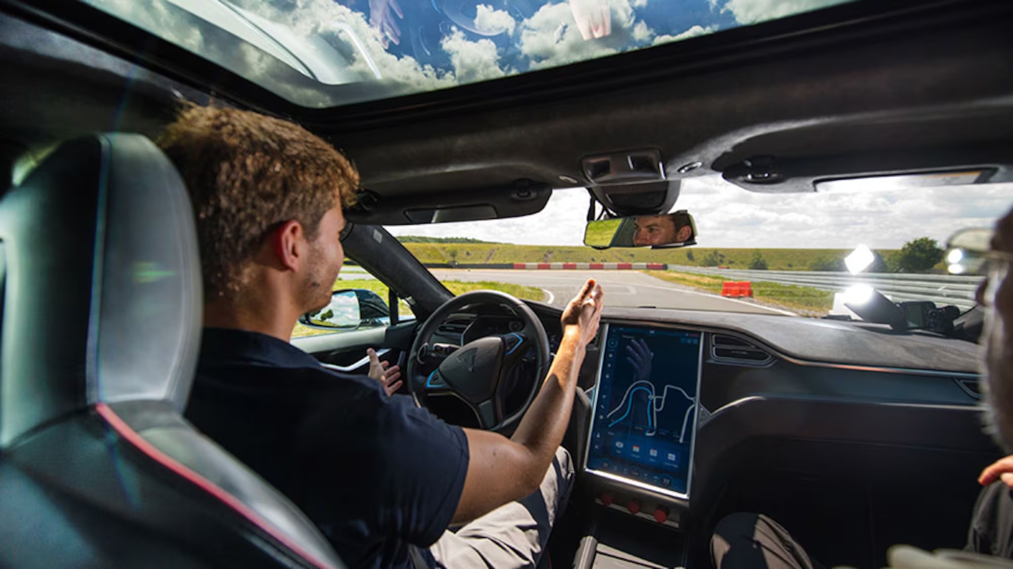 ЕС может ограничить внедрение Tesla FSD из-за превышения скорости