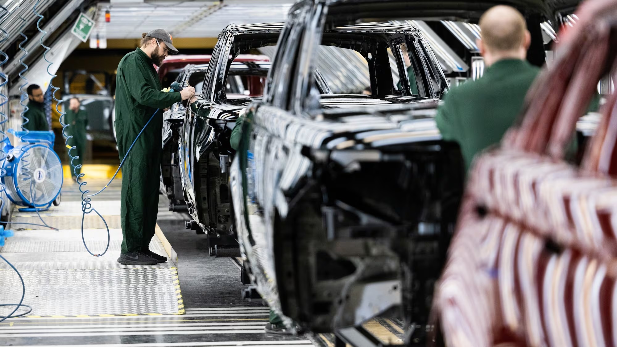 JLR сократила прибыль на 69% на фоне пожара у поставщика и конфликта на Ближнем Востоке