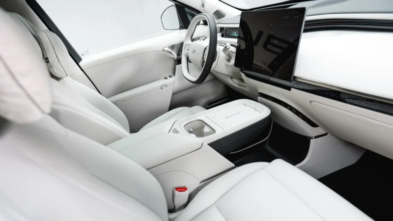 В Китае перед стартом продаж Xpeng G9L выставили в 119 автосалонах
