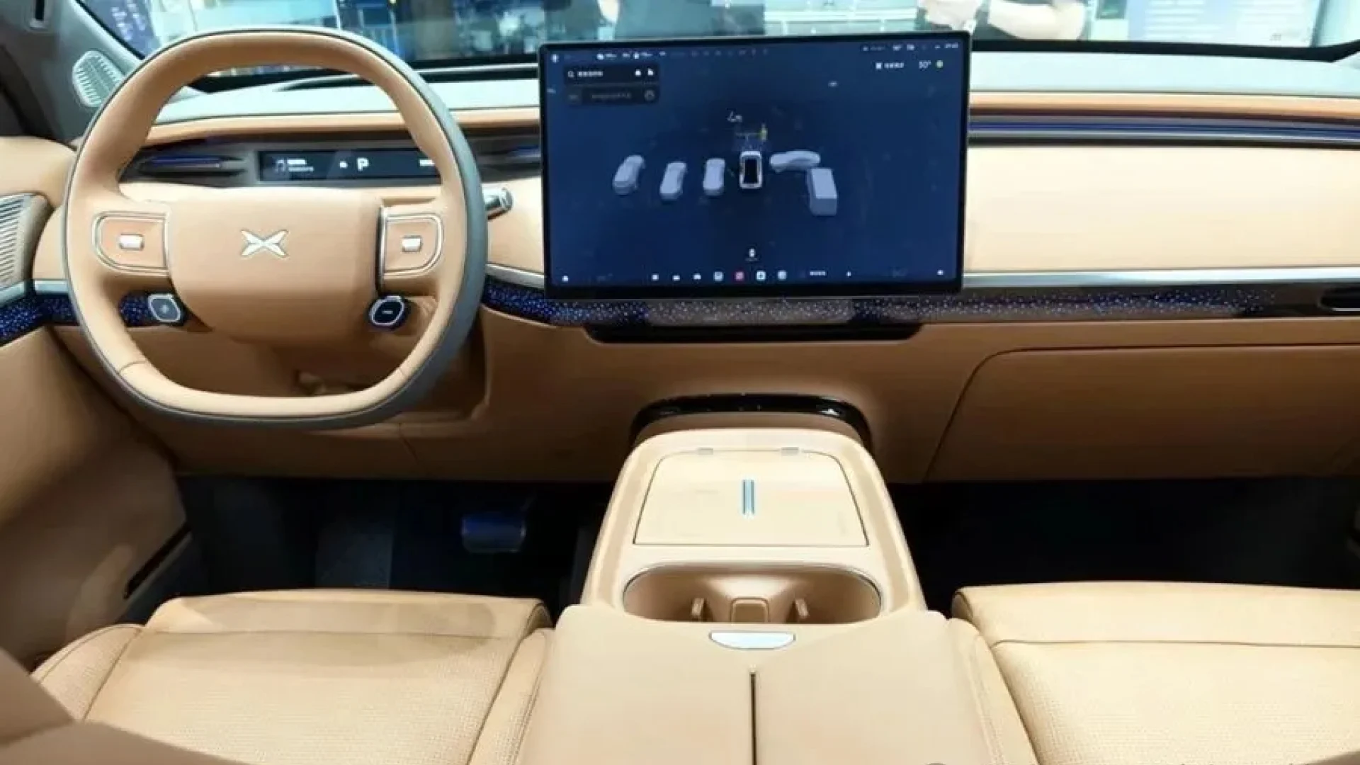 В Китае перед стартом продаж Xpeng G9L выставили в 119 автосалонах