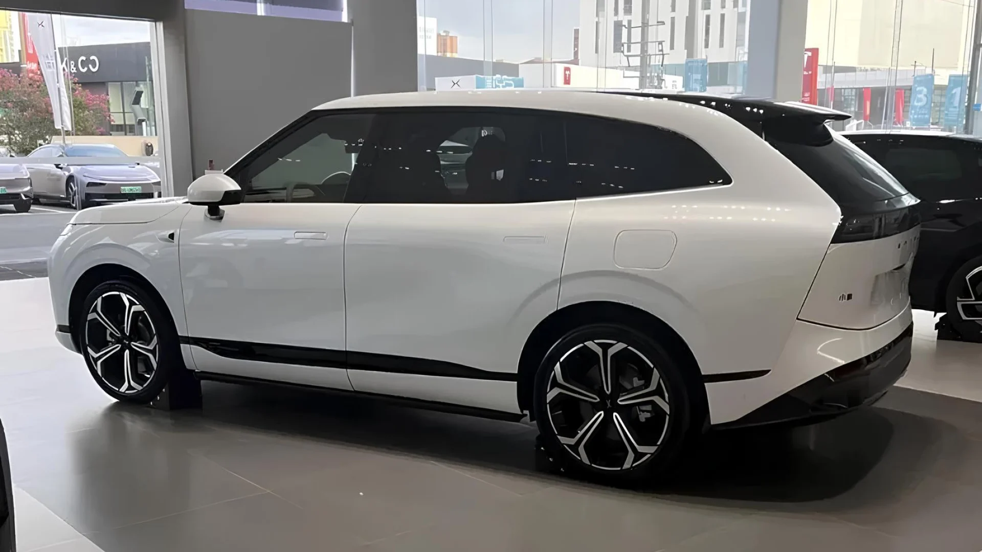 В Китае перед стартом продаж Xpeng G9L выставили в 119 автосалонах