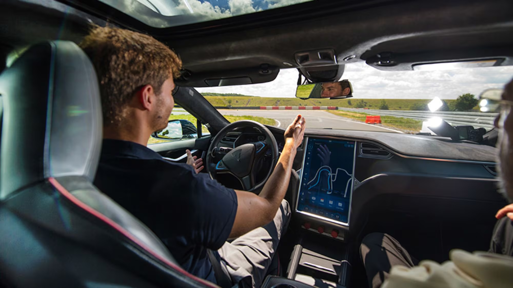 Франция начала испытания системы автопилота Tesla на дорогах