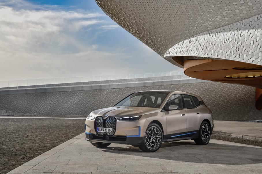 BMW официально представила новый флагманский электромобиль