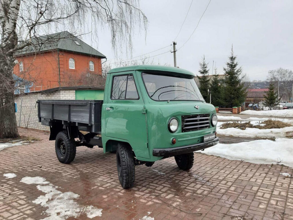 В России восстановили уникальный бортовой грузовик УАЗ-450Д