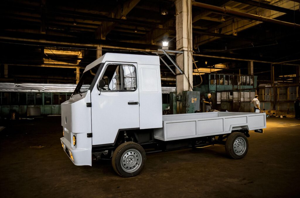 Инженеры в Киргизии разработали бюджетный электрический грузовик Kami Nimble