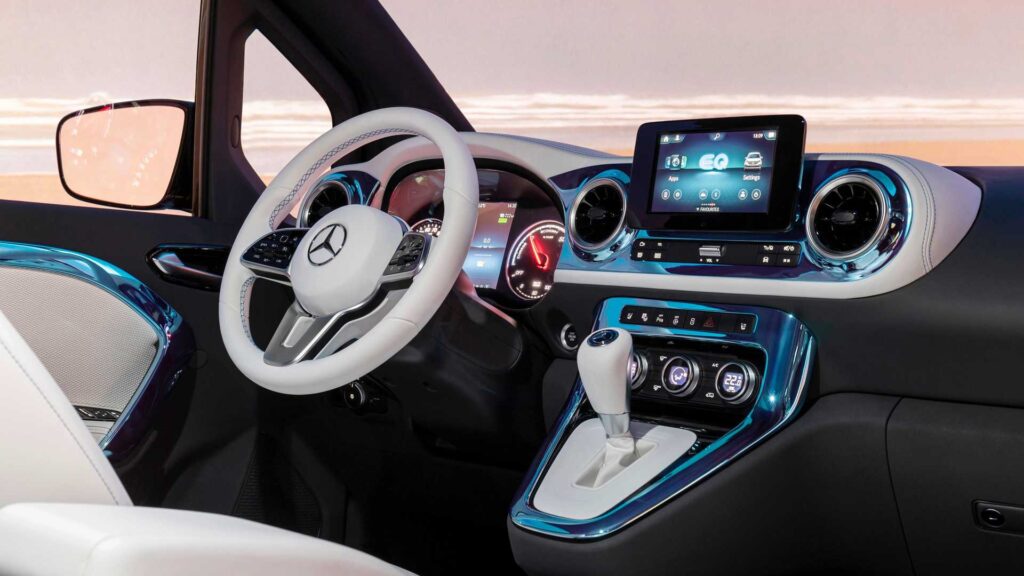 Mercedes-Benz начнёт продажи серийных электрических минивэнов EQT в 2022 году