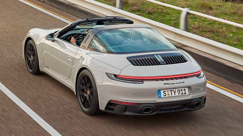 Porsche выпустила новые версии модели Porsche 911 2022 модельного года