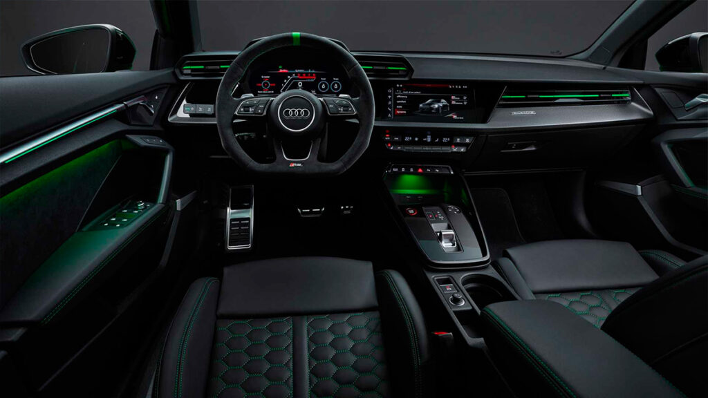 Бренд Audi представил спортивные хэтчбек и седан RS3 нового поколения