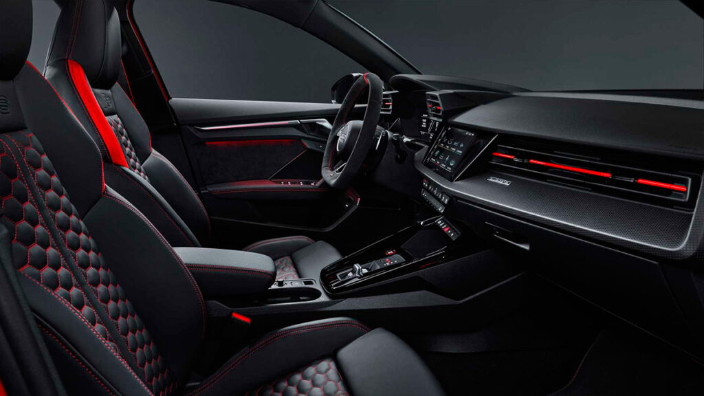 Бренд Audi представил спортивные хэтчбек и седан RS3 нового поколения