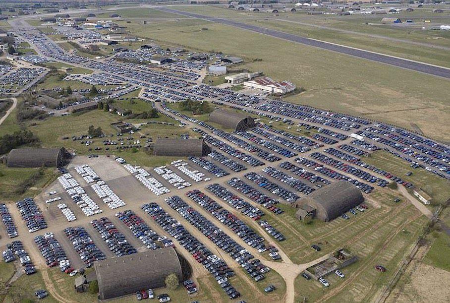 Британскую авиабазу превратили в огромную парковку для машин