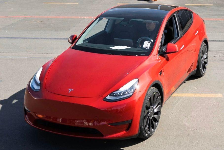 Компания Tesla выпустила миллионный электромобиль