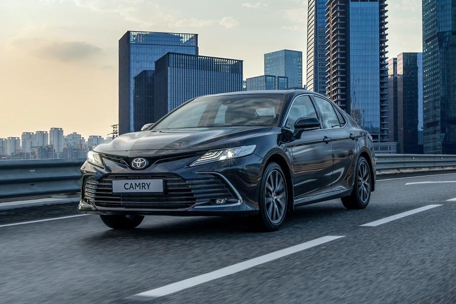 Компания Toyota начала продажи в РФ обновленного седана Toyota Camry