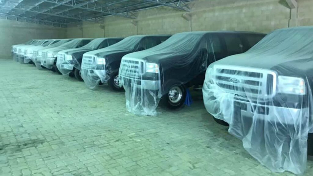 В Дубае найдены 10 новых Ford Excursion, простоявших на парковке 15 лет