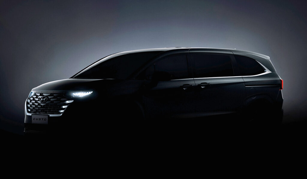 Компания Hyundai показала официальные изображения нового минивэна Custo