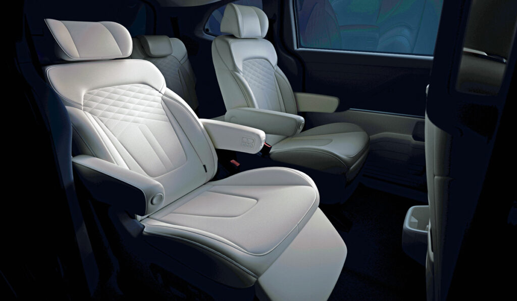 Компания Hyundai показала официальные изображения нового минивэна Custo