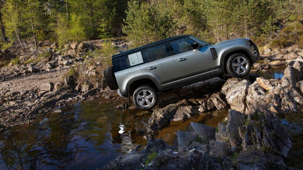 В России начали принимать заказы на новый Land Rover Defender