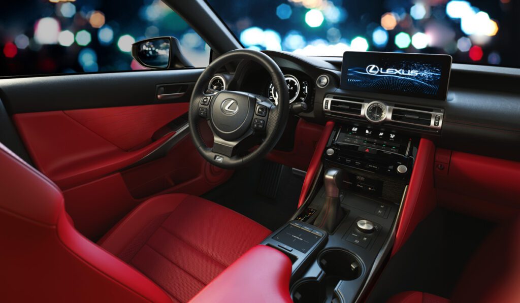 Lexus IS четвертого поколения представлен официально