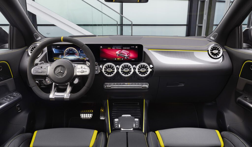 Представили новый кроссовер Mercedes-AMG GLA 45