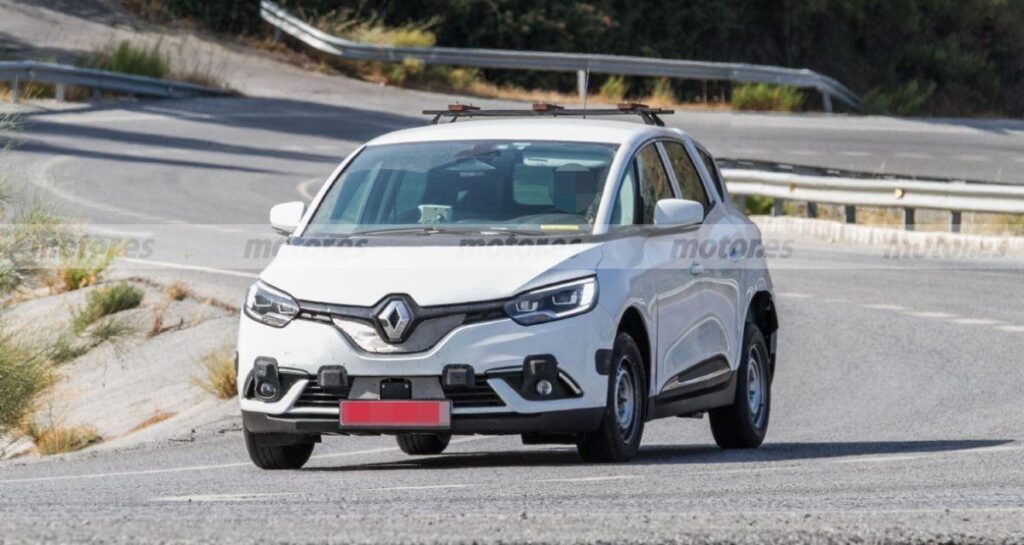 Renault вывел на испытания бюджетный семиместный кроссовер