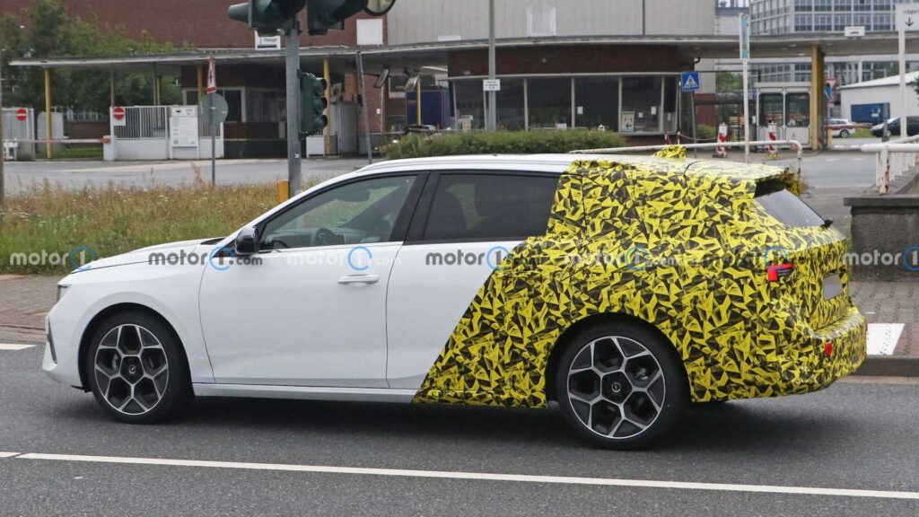 Opel тестирует универсал Astra 2022 модельного года