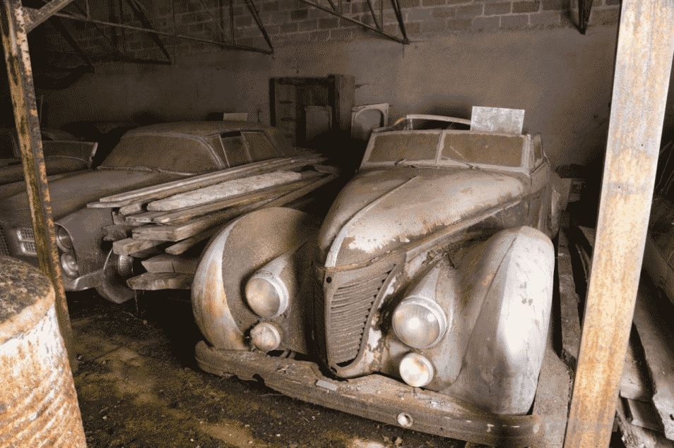 В сарае нашли забытую коллекцию из 100 раритетных автомобилей