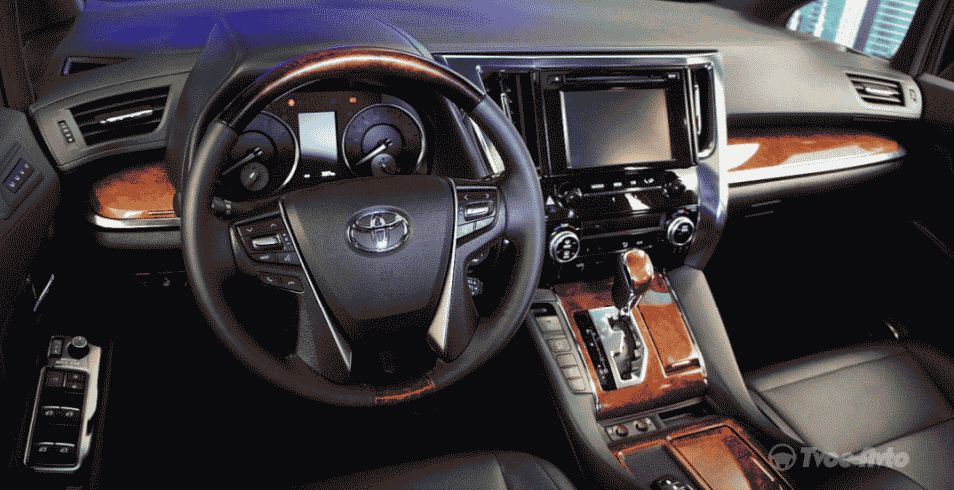 Презентация обновленного минивэна Toyota Alphard состоялась в Москве