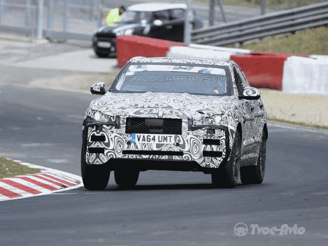 Кроссовер Jaguar проходит испытания на трассе Нюрбургринг