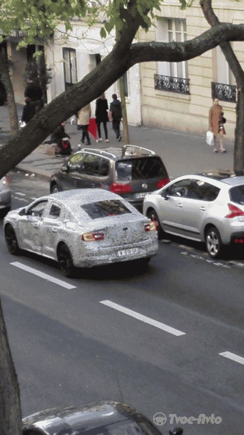 Преемника Renault Laguna сфотографировали в Париже