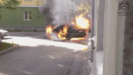 В Красноярске загорелся автомобиль «Мерседес»