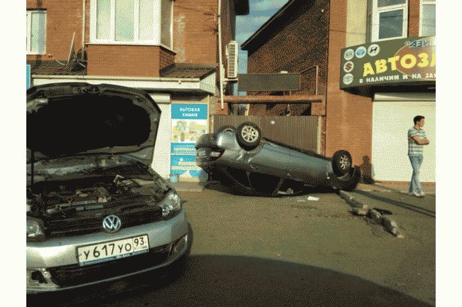 В Краснодаре автомобиль «Приора» перевернулся на крышу от удара с легковушкой