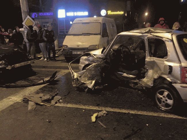 В Кишиневе в жутком ДТП на перекрестке серьезно пострадала 29-летняя девушка