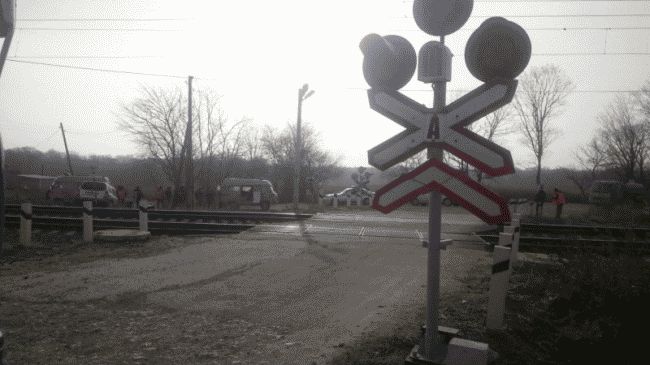 В Приморском крае иномарка столкнулась с поездом, двое в реанимации