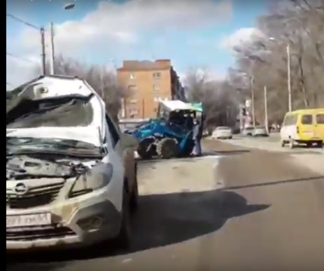 В Ростове столкнулись Opel и трактор, последний разорвало на две части