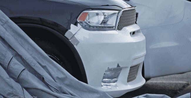 На стоянке замечен высокопроизводительный внедорожник Dodge Durango