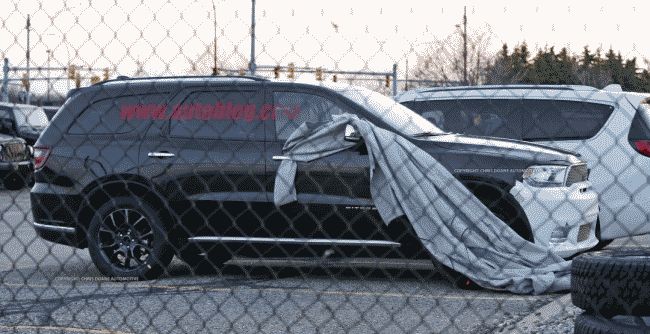 На стоянке замечен высокопроизводительный внедорожник Dodge Durango