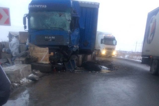 На трассе «Москва–Волгоград» столкнулись встречные грузовики «МАН» и «Рено»
