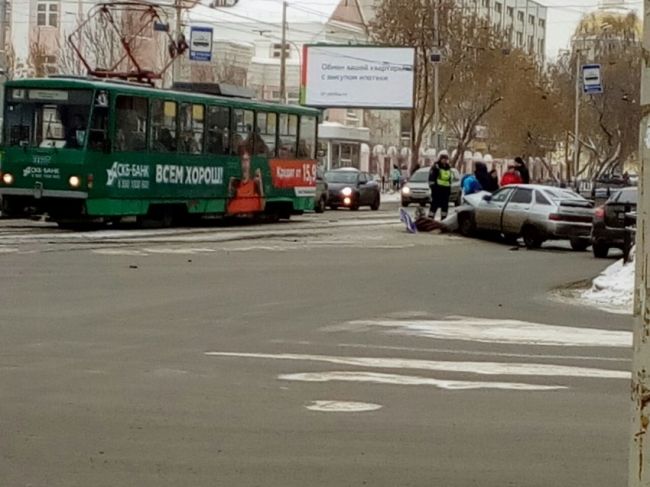 В Екатеринбурге в остановку с людьми влетел пьяный водитель ВАЗа