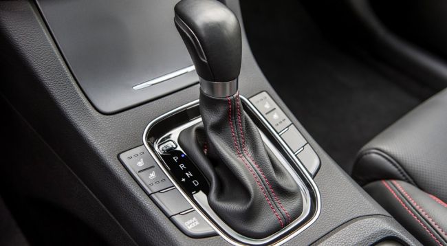 Hyundai опубликовал первые тизеры Elantra GT, который представят в Чикаго