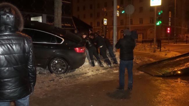 Перепутала педали: в Екатеринбурге девушка протаранила забор автомобилем за 7 млн 