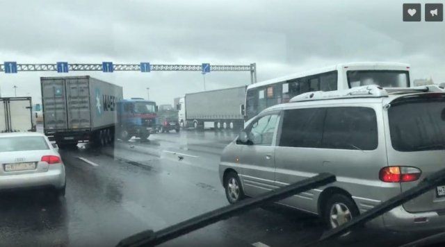 ДТП с фурами стало причиной многокилометровой пробкой на КАД в Петербурге