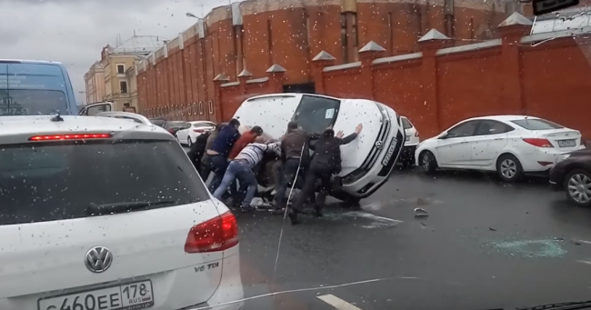 Молодая женщина пострадала в перевернутом кроссовере в Петербурге