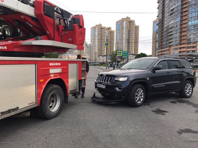 В Выборгском районе Петербурга пожарная машина снесла бампер «Джипу»