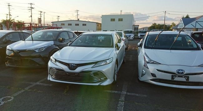 В Сети появились «живые» фото Toyota Camry нового поколения