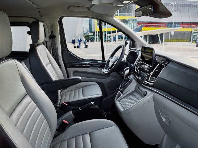 Компания Ford презентовала новую версию минивэна Tourneo Custom