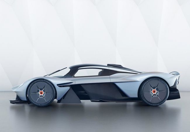 Aston Martin совместно с Red Bull презентовали предсерийный вариант своего гиперкара Valkyrie