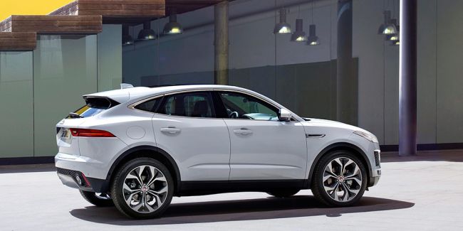 Jaguar презентовал и объявил цены на новый кроссовер E-Pace для России